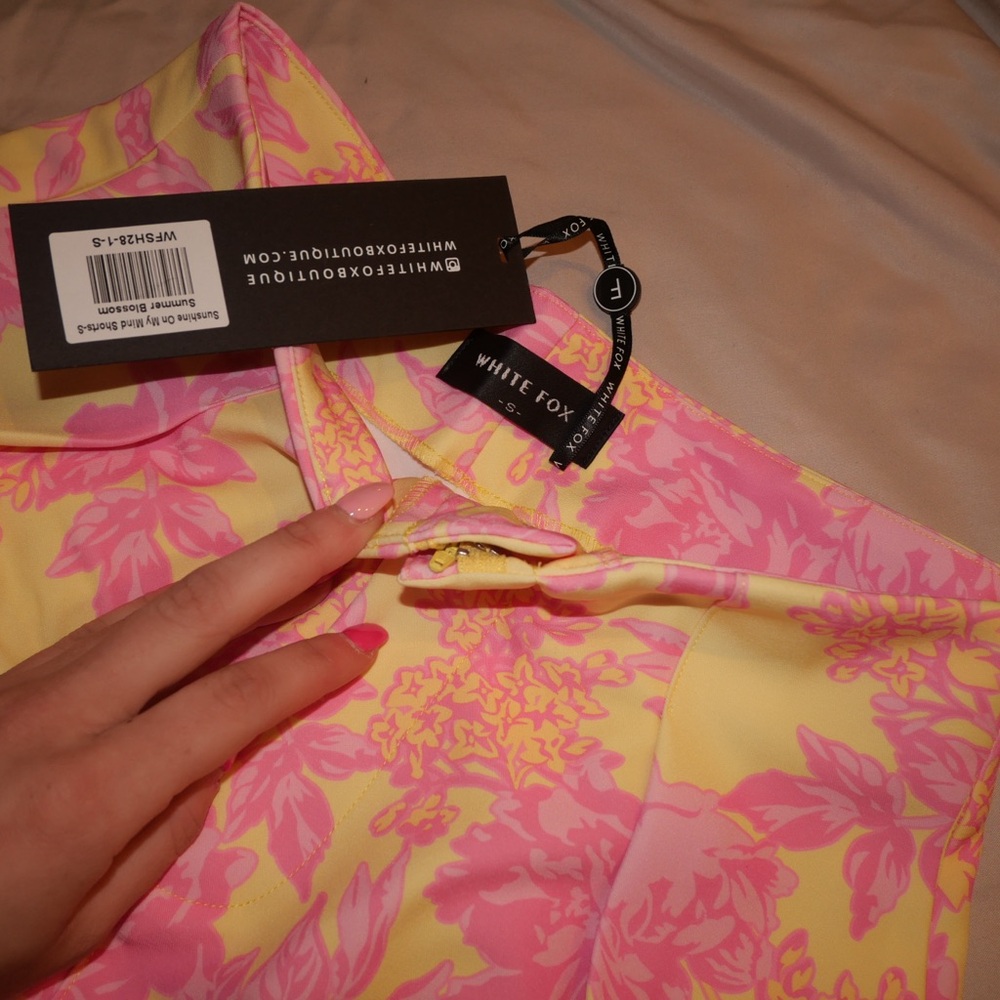WHITE FOX SUNSHINE ON MY MIND SHORTS SIZE: SMALL